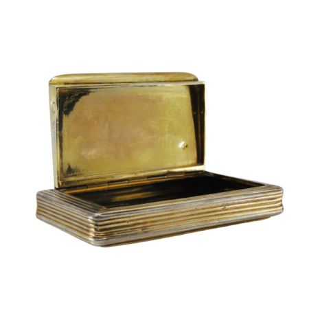 Caixa de rapé em prata com frisos na envolvência, interior dourado e tampa basculante.